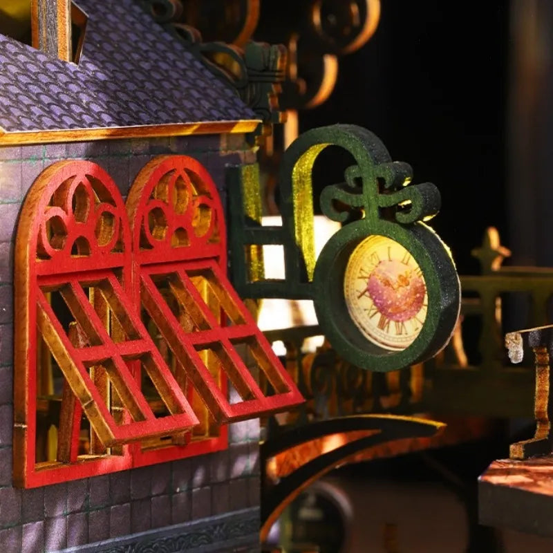 Maison Miniature - Rail Track Secluded City, un kit créatif pour construire un diorama miniature. Parfait pour décorer une bibliothèque ou comme cadeau original pour un amoureux des livres. Par Nookette.