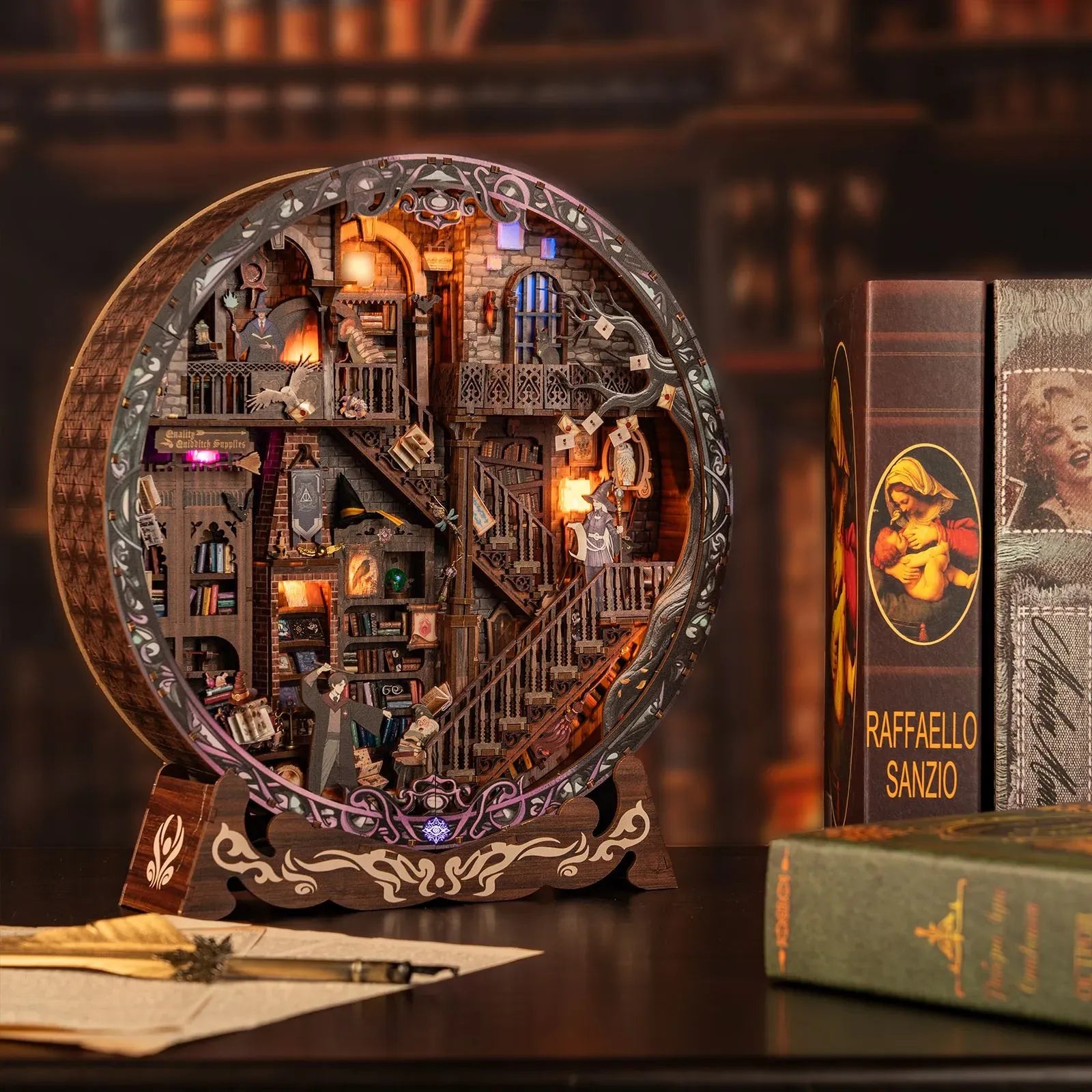 Diorama Rond - Magic Library, un kit créatif pour construire un diorama miniature. Parfait pour décorer une bibliothèque ou comme cadeau original pour un amoureux des livres. Par Nookette.