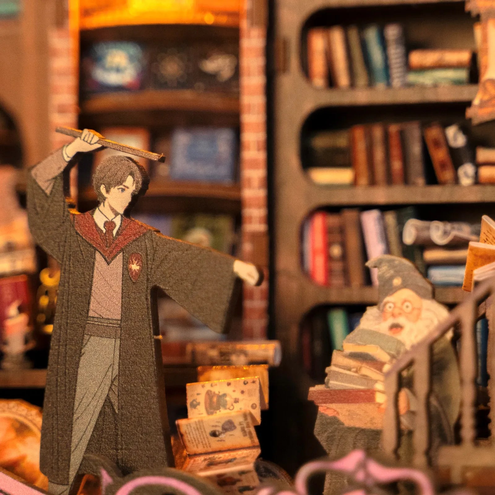 Diorama Rond - Magic Library, un kit créatif pour construire un diorama miniature. Parfait pour décorer une bibliothèque ou comme cadeau original pour un amoureux des livres. Par Nookette.