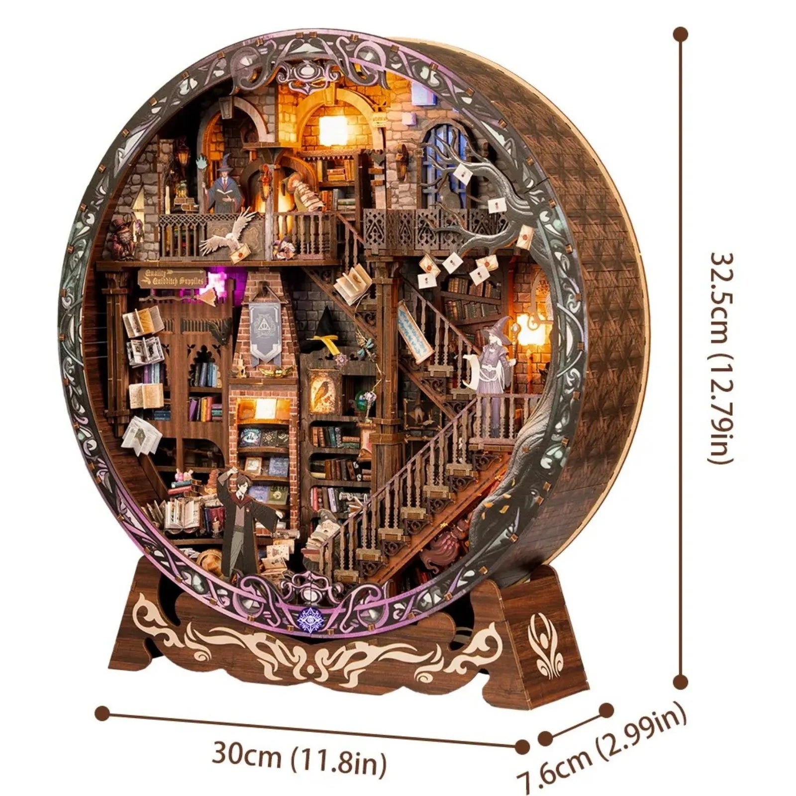 Diorama Rond - Magic Library, un kit créatif pour construire un diorama miniature. Parfait pour décorer une bibliothèque ou comme cadeau original pour un amoureux des livres. Par Nookette.
