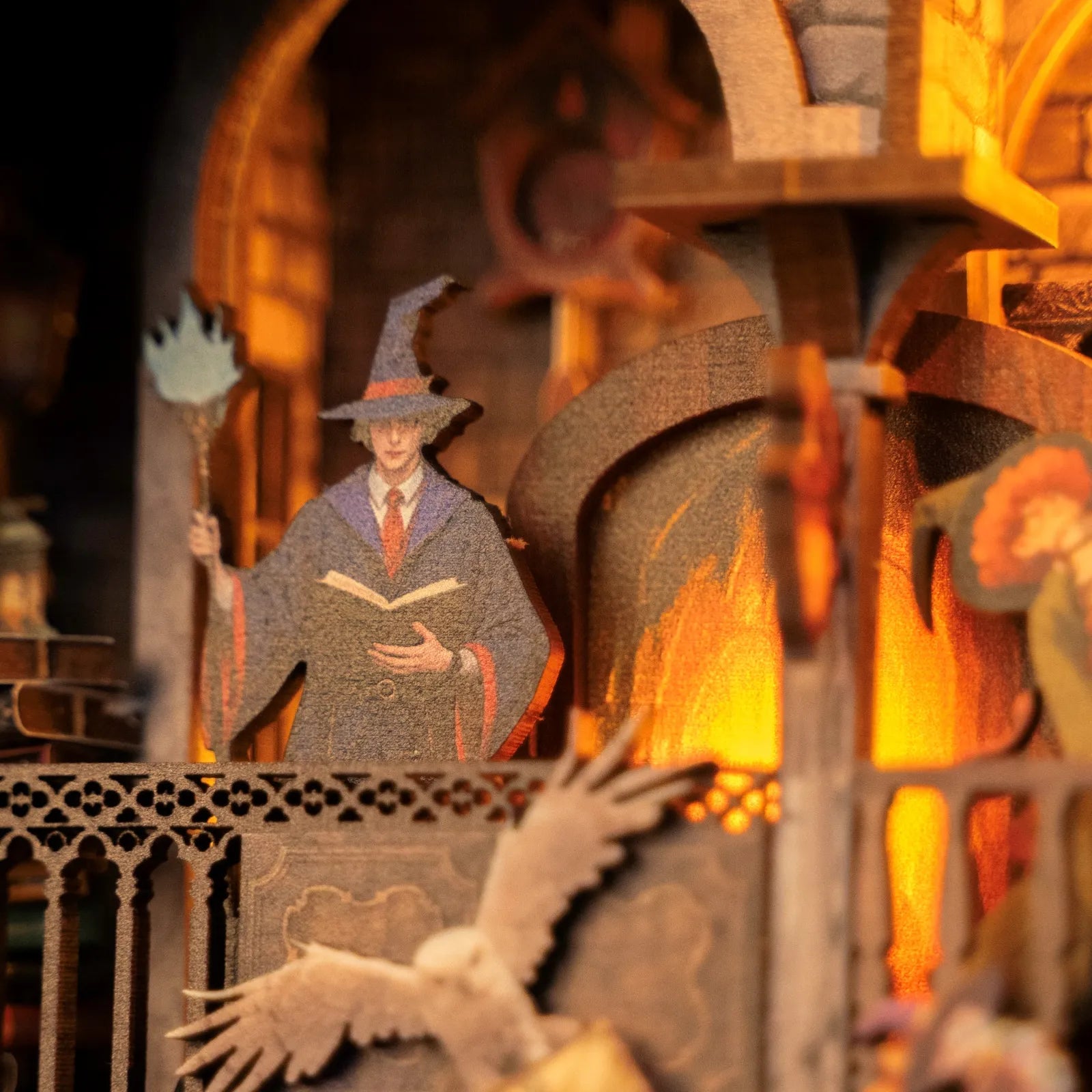 Diorama Rond - Magic Library, un kit créatif pour construire un diorama miniature. Parfait pour décorer une bibliothèque ou comme cadeau original pour un amoureux des livres. Par Nookette.